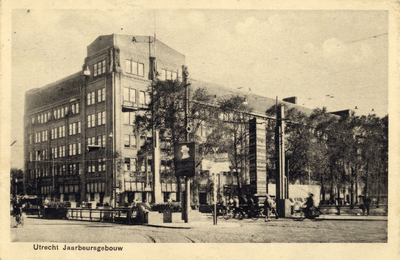604468 Gezicht op de zij- en achtergevel van het 1e Jaarbeursgebouw (Vredenburg) te Utrecht met op de voorgrond de ...